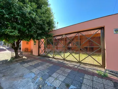 Casa com 4 Quartos para alugar, 280m² no Califórnia, Londrina