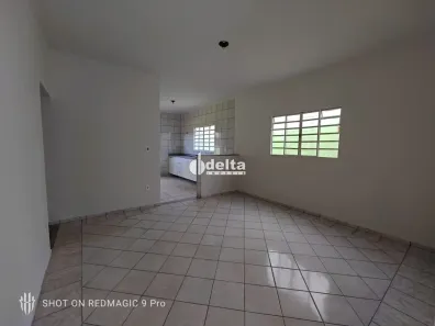Casa com 3 Quartos para alugar, 130m² no Santa Mônica, Uberlândia
