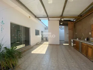 Prédio Comercial com 2 Quartos para alugar, 235m² no Fundinho, Uberlândia
