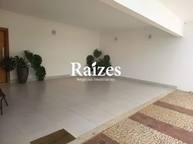 Casa com 3 Quartos à venda, 240m² no Jardim Karaíba, Uberlândia