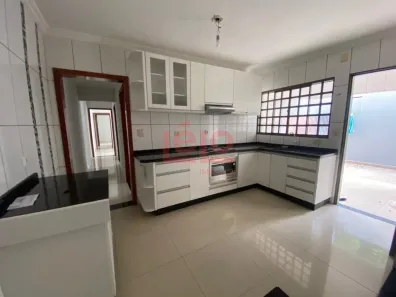Casa com 3 Quartos para alugar, 160m² no Parque das Bandeiras, Maringá