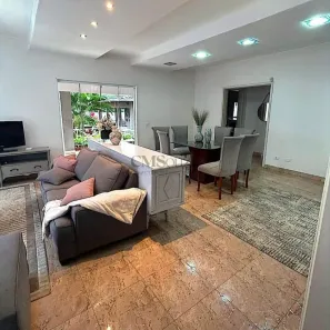 Casa com 4 Quartos para alugar, 300m² no Parque Residencial Alcântara, Londrina