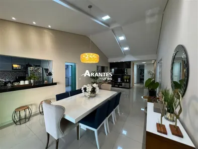 Casa com 4 Quartos à venda, 282m² no Jardim Karaíba, Uberlândia
