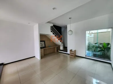 Casa com 3 Quartos para alugar, 160m² no Cabral, Contagem