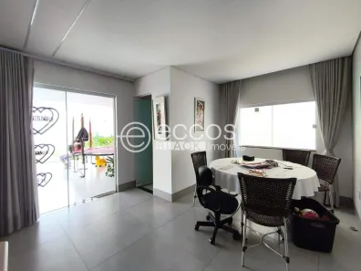 Casa com 3 Quartos para alugar, 220m² no Santa Mônica, Uberlândia