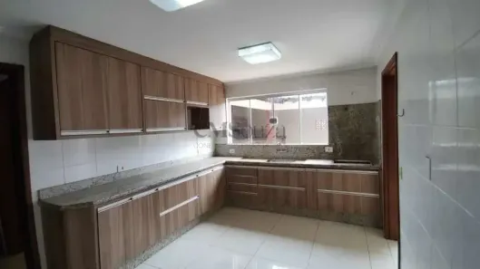 Casa com 3 Quartos para alugar, 200m² no Universitário, Londrina