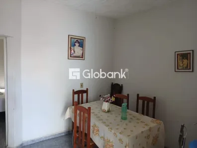 Casa com 2 Quartos à venda, 200m² no Centro, Montes Claros