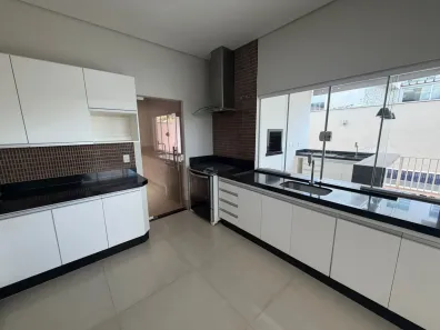 Casa com 3 Quartos para alugar, 150m² no Condomínio Belvedere, Cuiabá