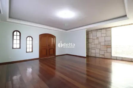 Casa com 4 Quartos para alugar, 220m² no Marta Helena, Uberlândia