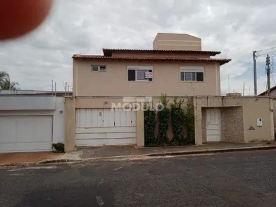 Casa com 3 Quartos para alugar, 220m² no Tibery, Uberlândia
