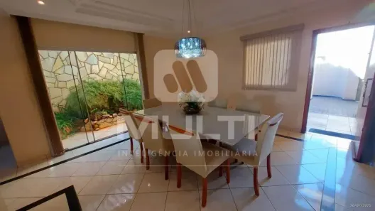 Casa com 3 Quartos à venda, 225m² no Santa Mônica, Uberlândia