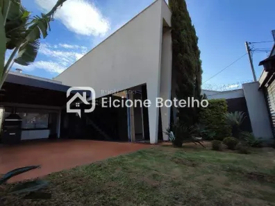 Casa com 3 Quartos para alugar, 220m² no Alto Umuarama, Uberlândia