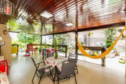 Casa com 4 Quartos à venda, 231m² no Medianeira, Porto Alegre
