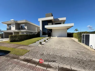 Casa com 4 Quartos para alugar, 461m² no Centro, Camboriú