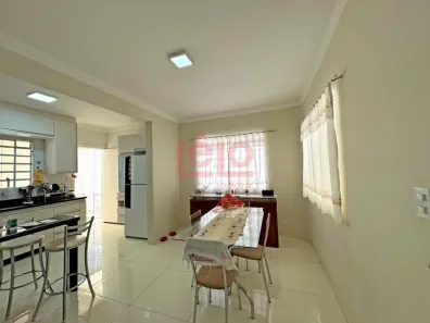 Casa com 3 Quartos à venda, 240m² no Jardim Monte Carlo, Maringá