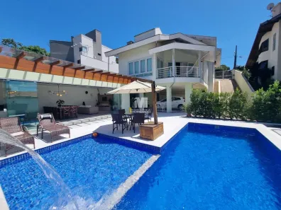 Casa com 4 Quartos à venda, 350m² no Centro I, Brusque