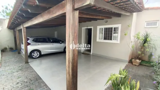 Casa com 3 Quartos para alugar, 200m² no Umuarama, Uberlândia