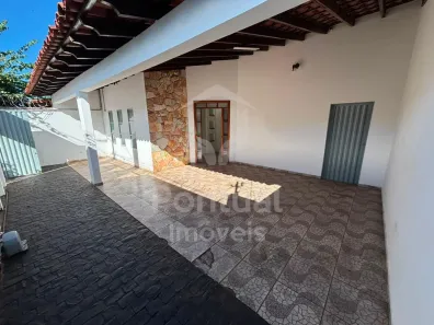 Casa com 3 Quartos para alugar, 200m² no Jardim Patrícia, Uberlândia