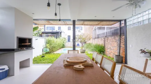 Casa com 3 Quartos à venda, 211m² no Chácara das Pedras, Porto Alegre