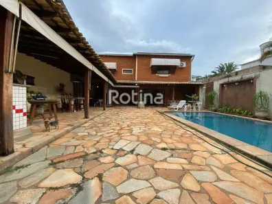 Casa com 3 Quartos à venda, 240m² no Jardim Karaíba, Uberlândia