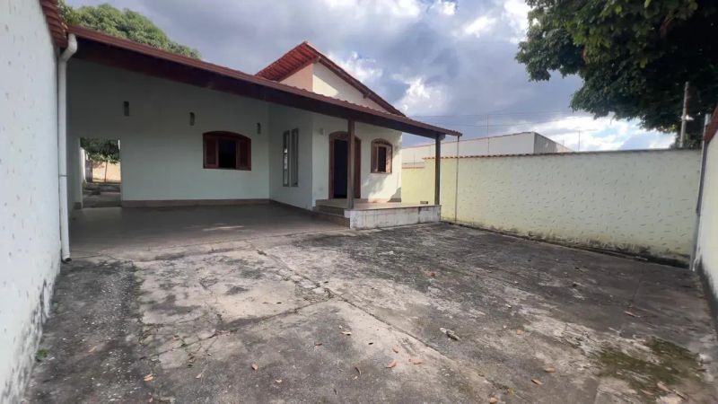 Casa com 3 quartos — Santa Mônica, Belo Horizonte