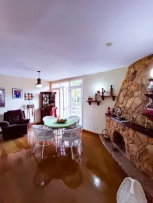 Casa com 3 Quartos para alugar, 199m² no Nogueira, Petrópolis