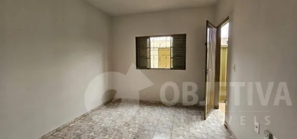 Casa com 2 Quartos para alugar, 70m² no Segismundo Pereira, Uberlândia