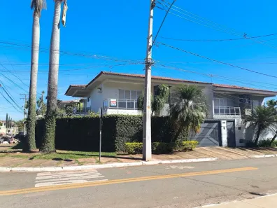 Sobrado com 4 Quartos para alugar, 252m² no Jardim América, Goiânia