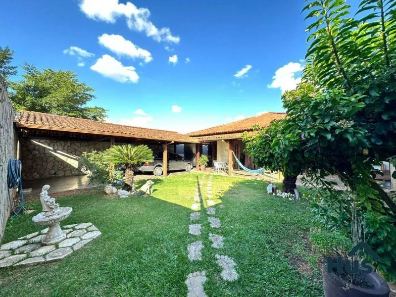 Casa com 3 quartos — Santa Mônica, Belo Horizonte