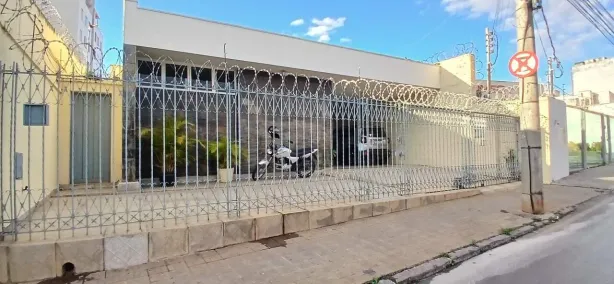 Casa com 5 Quartos para alugar, 600m² no Centro, Montes Claros