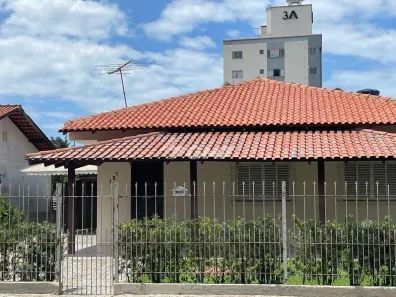 Casa com 3 Quartos para alugar, 180m² no Centro, Camboriú
