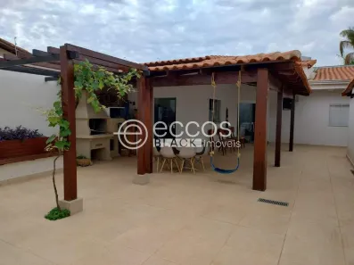 Casa com 3 Quartos à venda, 235m² no Jardim Karaíba, Uberlândia