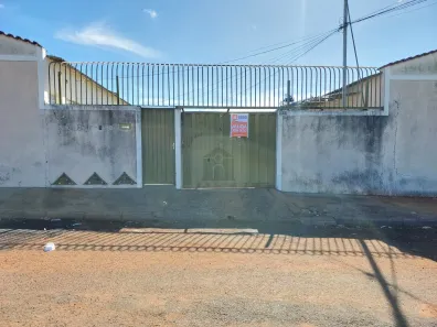 Casa com 2 Quartos para alugar, 40m² no Custódio Pereira, Uberlândia