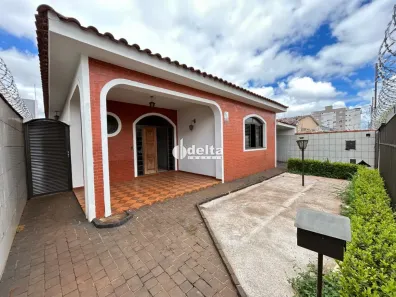 Casa com 5 Quartos para alugar, 250m² no Nossa Senhora Aparecida, Uberlândia