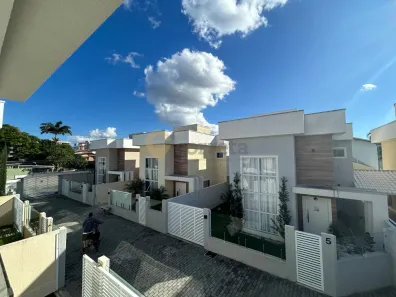 Casa com 3 Quartos à venda, 150m² no Extensão do Bosque, Rio das Ostras