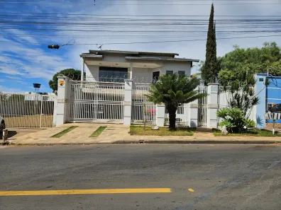 Sobrado com 4 Quartos para alugar, 295m² no Jardins Madri, Goiânia