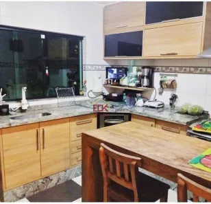 Sobrado com 3 Quartos à venda, 200m² no Quiririm, Taubaté
