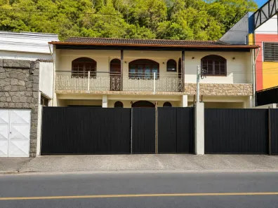 Casa com 5 Quartos para alugar, 420m² no Cascatinha, Juiz de Fora