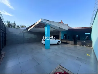 Casa com 3 Quartos para alugar, 239m² no Presidente Roosevelt, Uberlândia