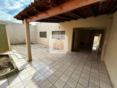 Casa com 2 Quartos para alugar, 80m² no Cidade Jardim, Uberlândia