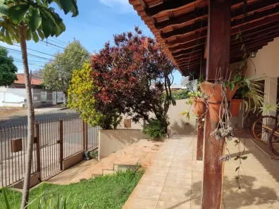 Casa com 4 Quartos à venda, 319m² no Jardim Shangri-la A, Londrina