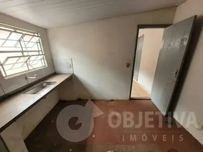 Casa com 2 Quartos para alugar, 35m² no Centro, Uberlândia