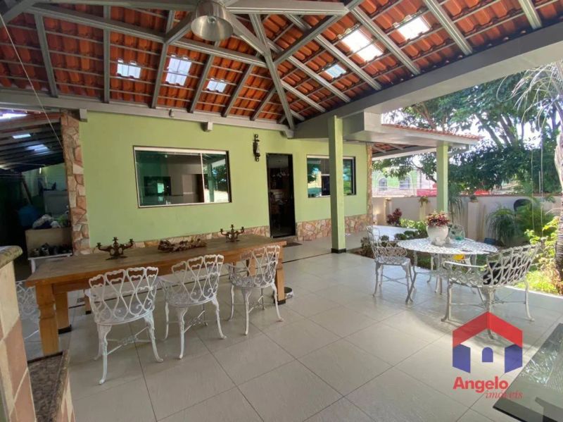Casa com 4 quartos — Santa Mônica, Belo Horizonte