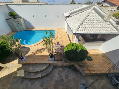 Sobrado com 4 Quartos para alugar, 295m² no Jardins Madri, Goiânia