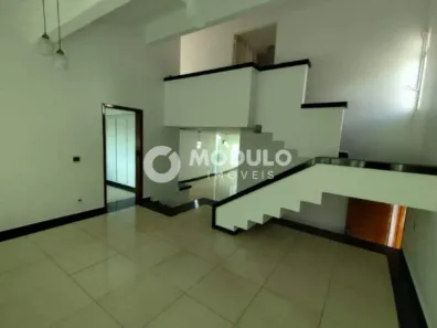 Casa com 3 Quartos para alugar, 250m² no Tabajaras, Uberlândia