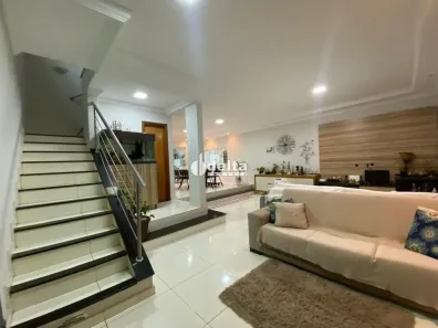 Casa com 3 Quartos à venda, 300m² no Presidente Roosevelt, Uberlândia