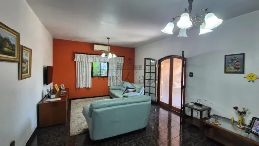 Casa com 2 Quartos à venda, 200m² no Jardim Jacinto, Jacareí