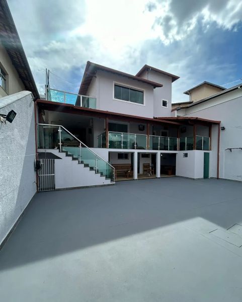 Casa com 5 quartos — Santa Mônica, Belo Horizonte