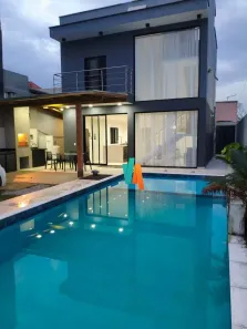 Sobrado com 3 Quartos à venda, 140m² no Balneário Copacabana, Caraguatatuba