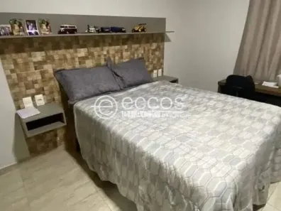 Casa com 2 Quartos à venda, 120m² no Segismundo Pereira, Uberlândia
